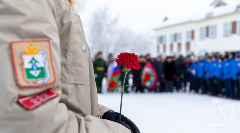 Администрация города присоединилась к возложению цветов в День памяти воинов-интернационалистов.