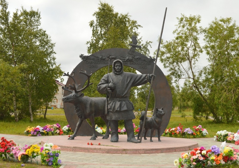 Памятник &amp;quot;Подвигу участников оленно-транспортных батальонов в годы Великой Отечественной войны 1941-1945 годов&amp;quot;Укажите название достопримечательности.