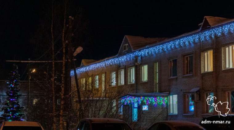 Муниципальные предприятия и учреждения украсили свои здания к Новому году. Муниципальные предприятия и учреждения украсили свои здания к Новому году.
